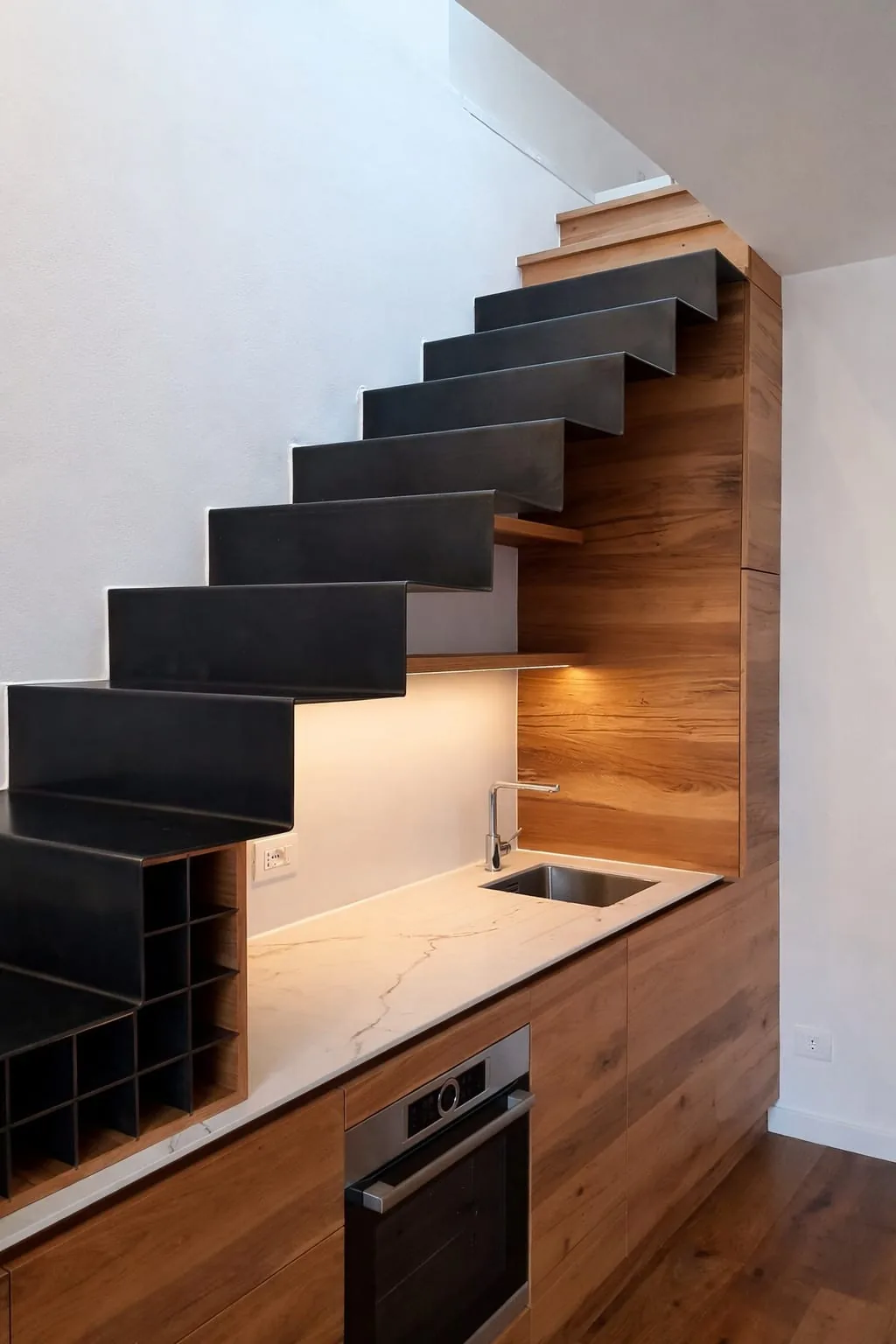 Escalier acier noir au-dessus d'une cuisine en chêne - Métallerie Maringer