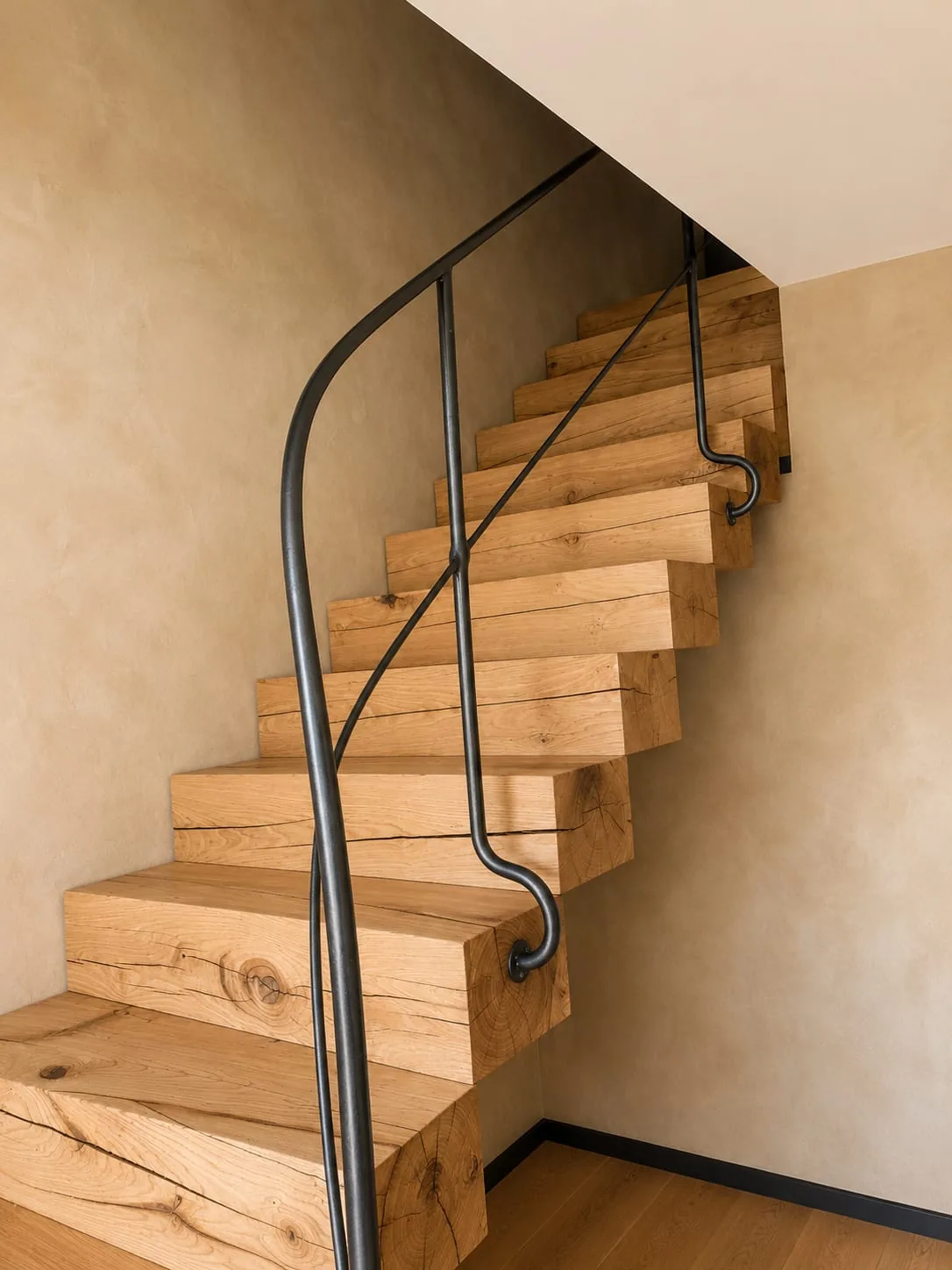 Escalier en chêne massif et main courante forgée - Métallerie Maringer