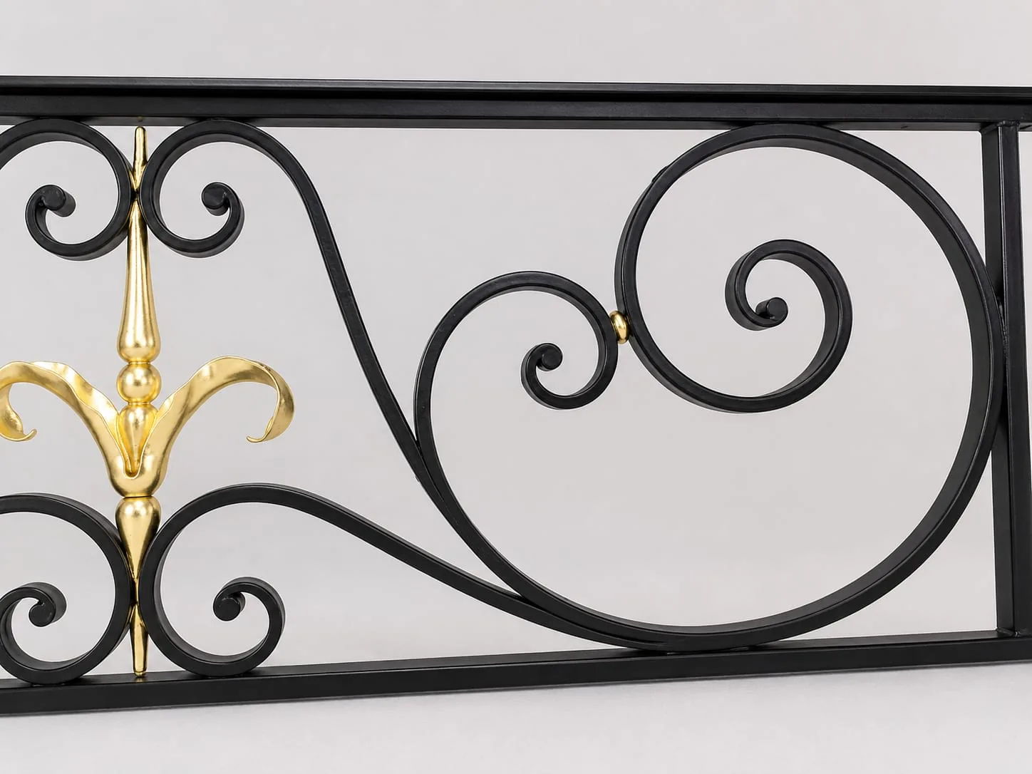 Garde-corps forgé avec ornements dorés à la feuille - Métallerie Maringer
