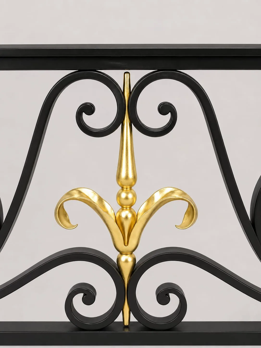 Fleur de lys forgée et dorée - ferronnerie d'art Métallerie Maringer