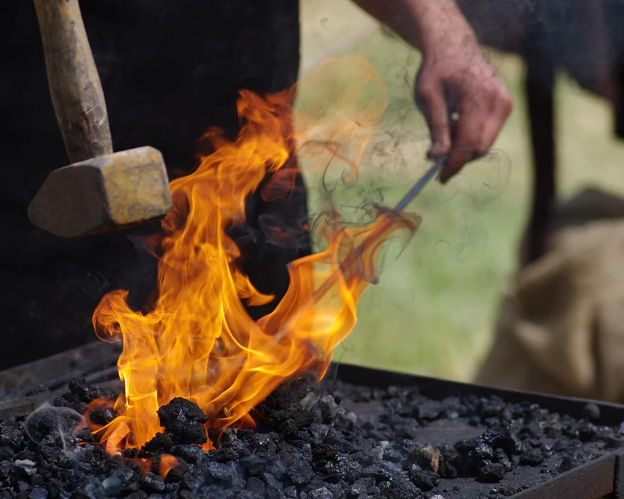 Travail à la forge, marteau et feu - Métallerie Maringer
