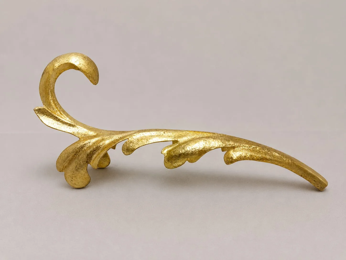 Feuille d'acanthe forgée et dorée à la feuille - ferronnerie d'art Métallerie Maringer