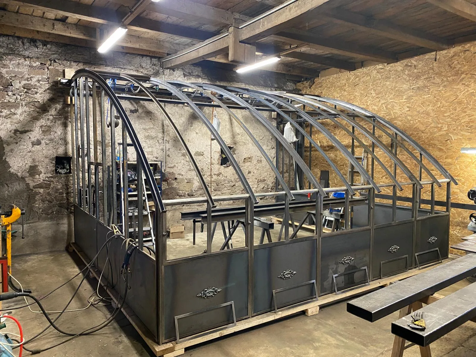 Serre acier cintrée en fabrication à l'atelier Maringer