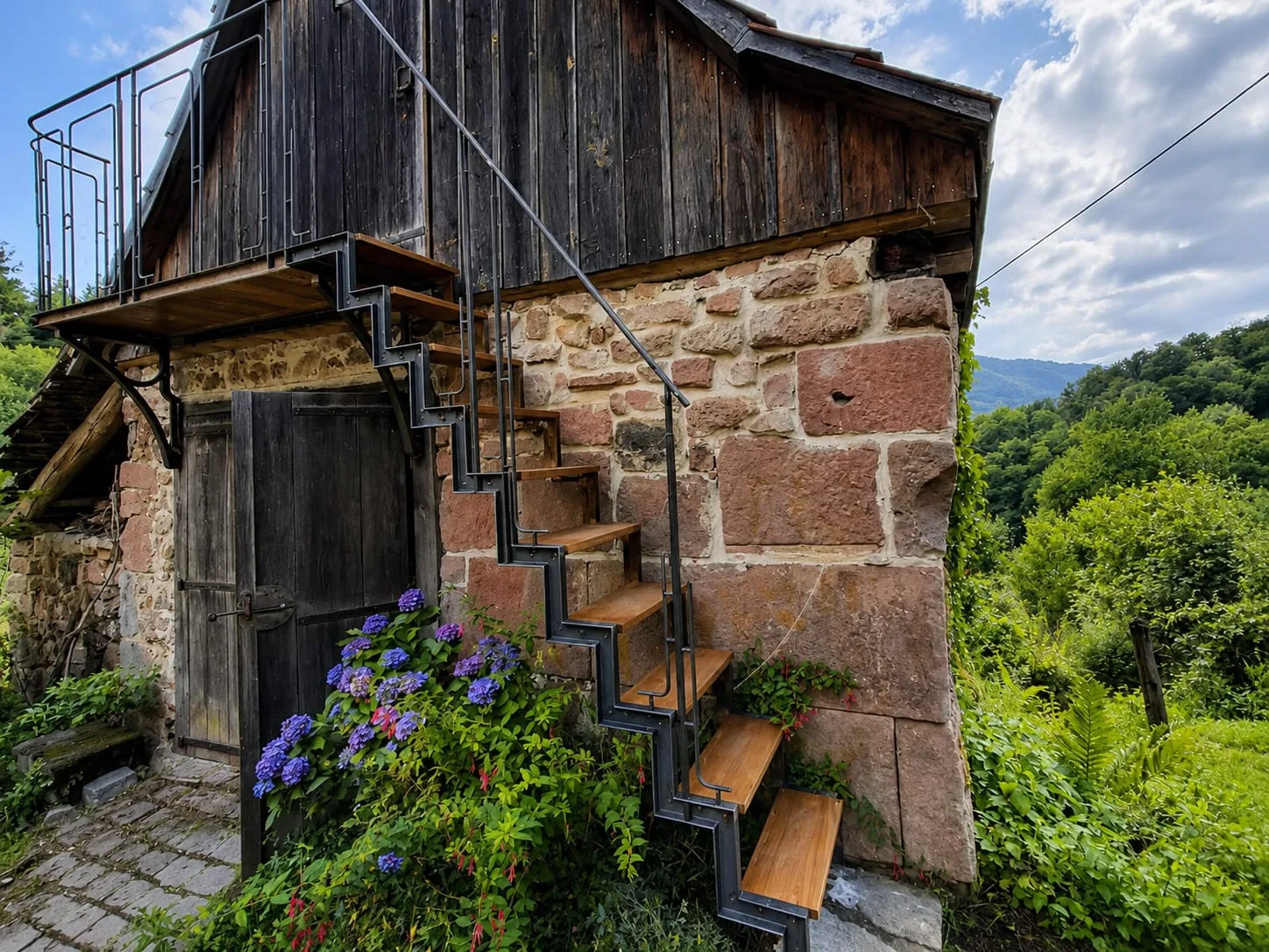 Escalier métallique sur maison en pierre - Métallerie Maringer