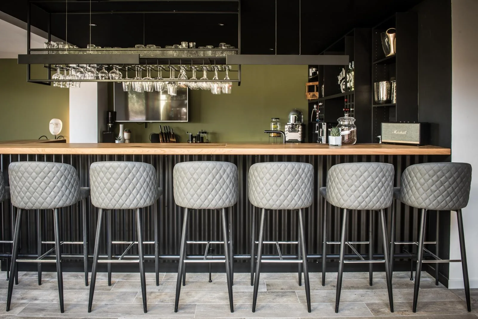 Bar avec ciel de bar métallique et tabourets - Métallerie Maringer