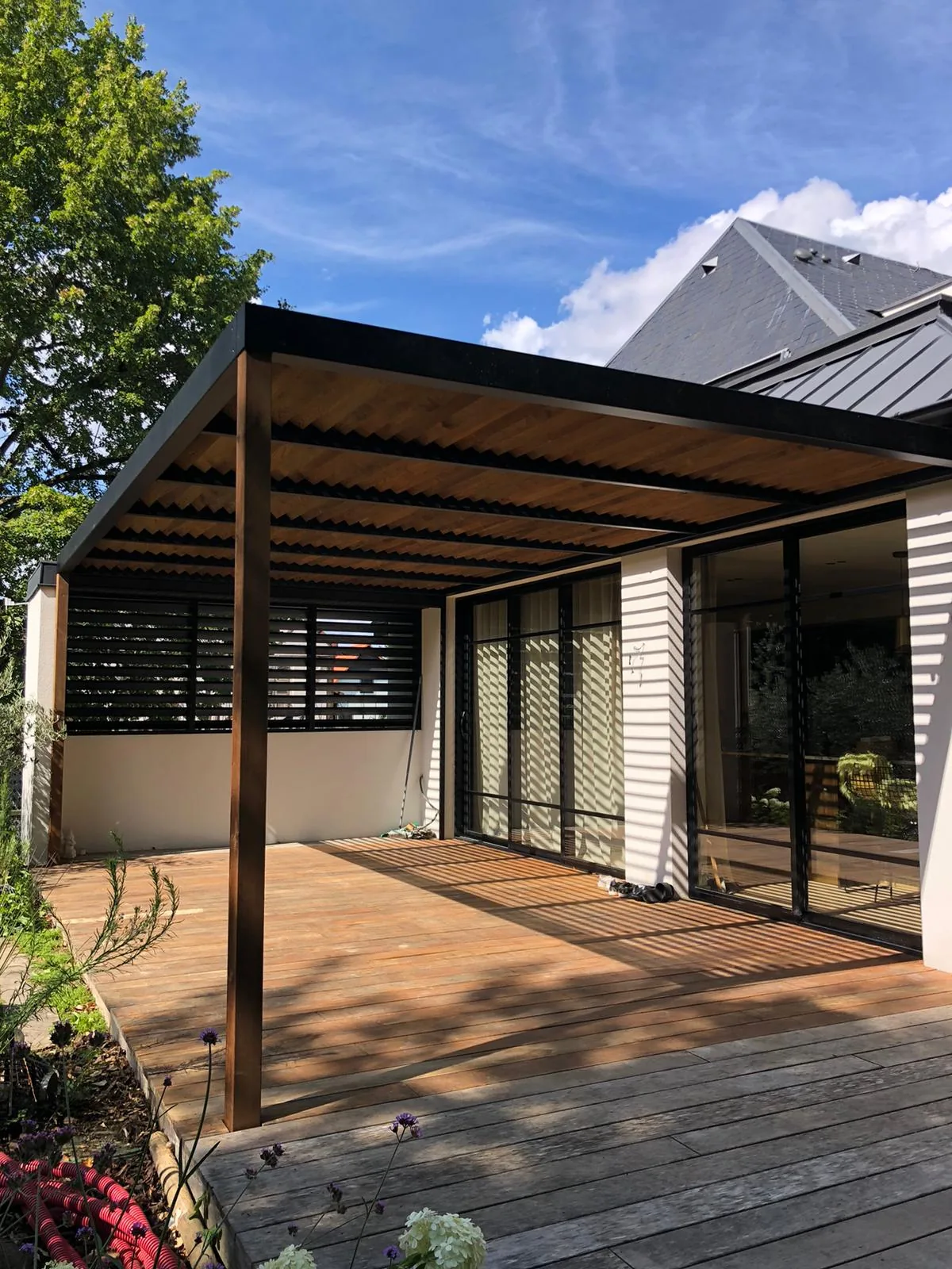 Pergola métallique sur terrasse bois - Métallerie Maringer