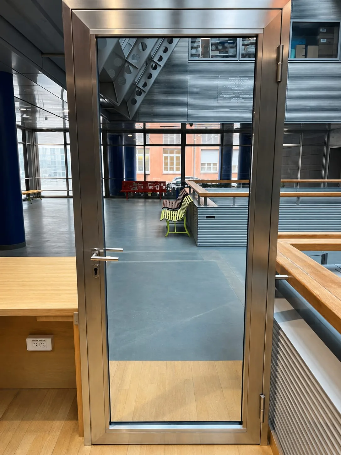 Porte inox sur mesure fabriquée à l'atelier - Métallerie Maringer